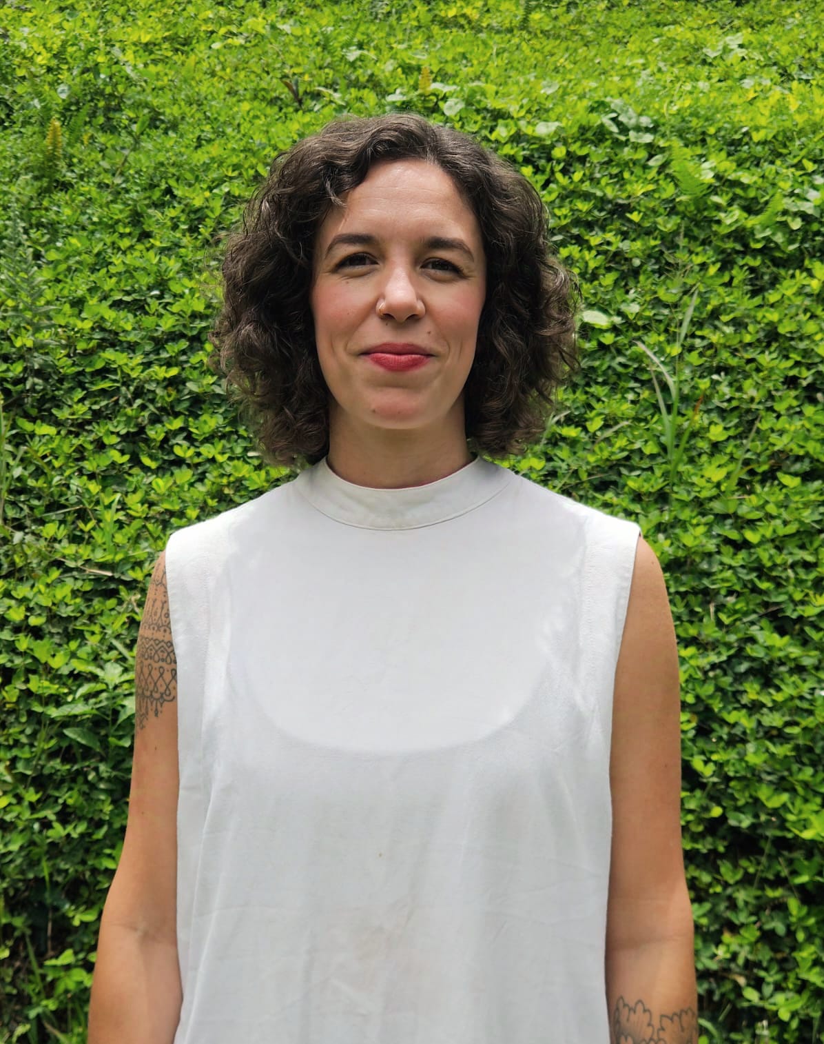 Retrato de Amanda Oliveira, terapeuta de Ámanae e Frequências de Brilho