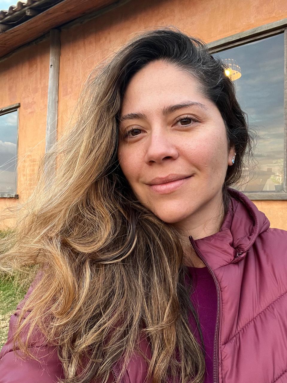Retrato de Tacyra Luz, terapeuta de Ámanae e Frequências de Brilho